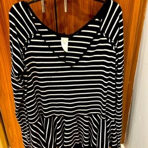 Stunning striped We The Free top with thumb holes and adorable style! NWT Sz S